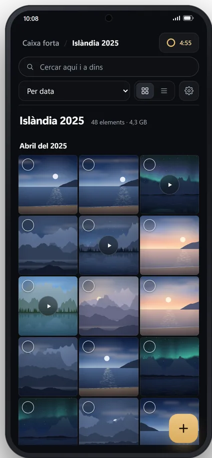 Una carpeta de viatge oberta al mòbil: fotos i vídeos agrupats per mes i el botó per afegir-ne més.